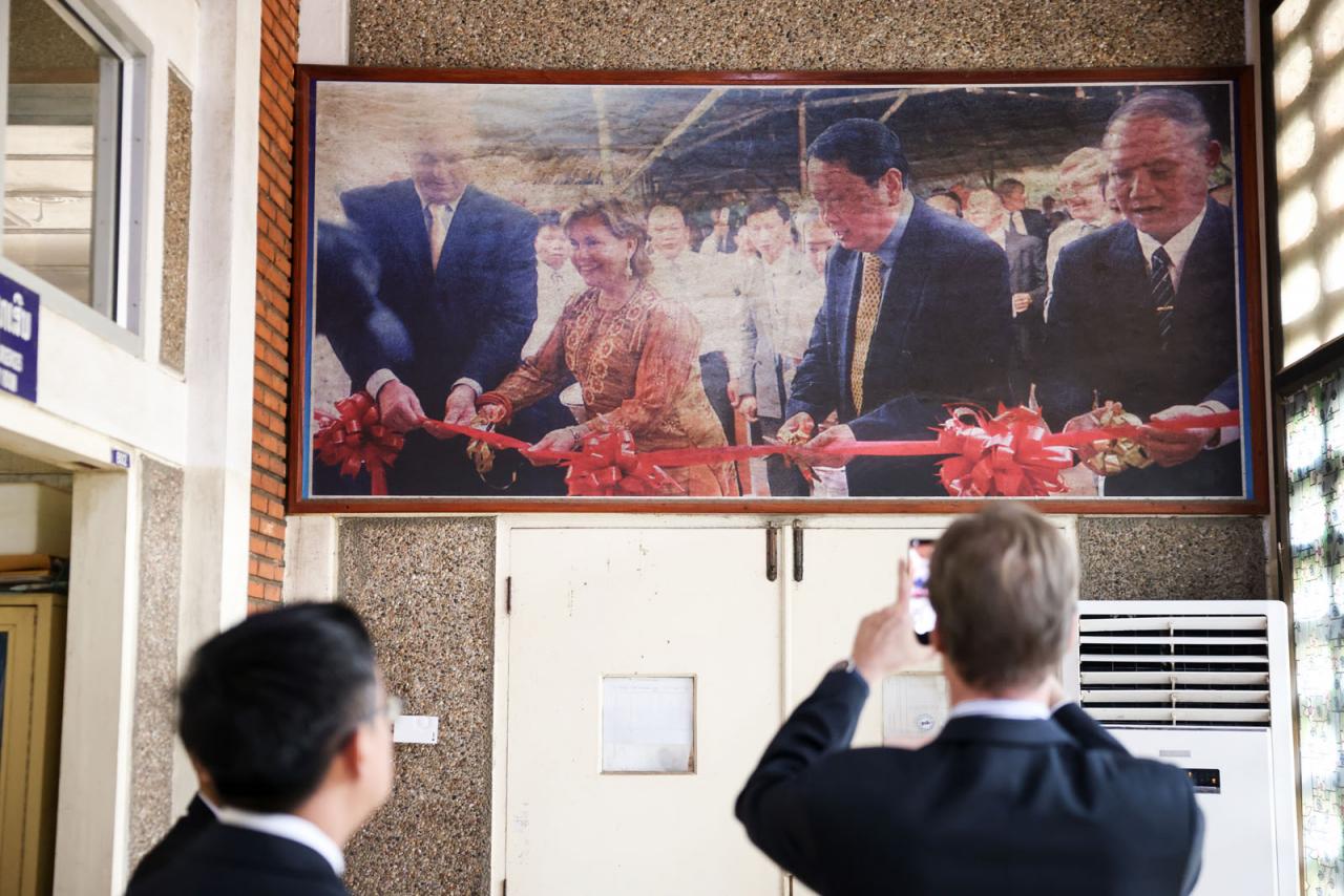 Le Grand-Duc prend une photo du poster affichant l'inauguration de l'hôpital par la Grande-Duchesse