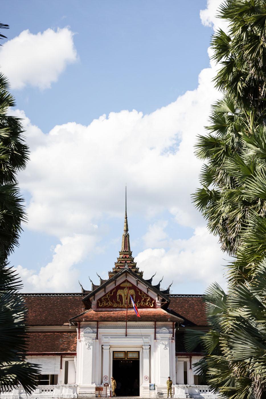 Vue sur la façade du musée national de Luang Prabang