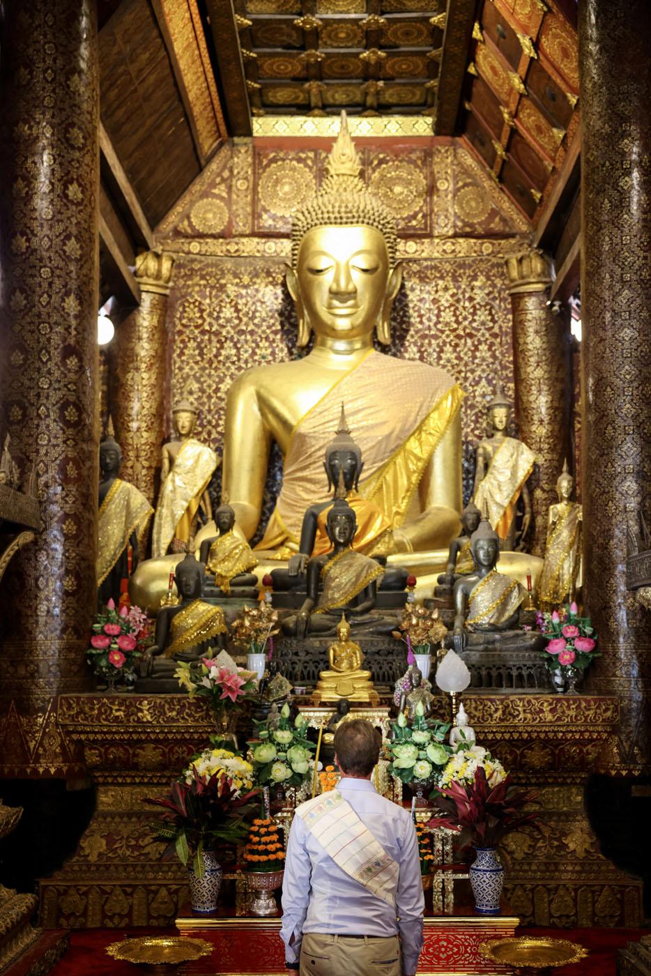 Le Grand-Duc devant une statue de Bouddha