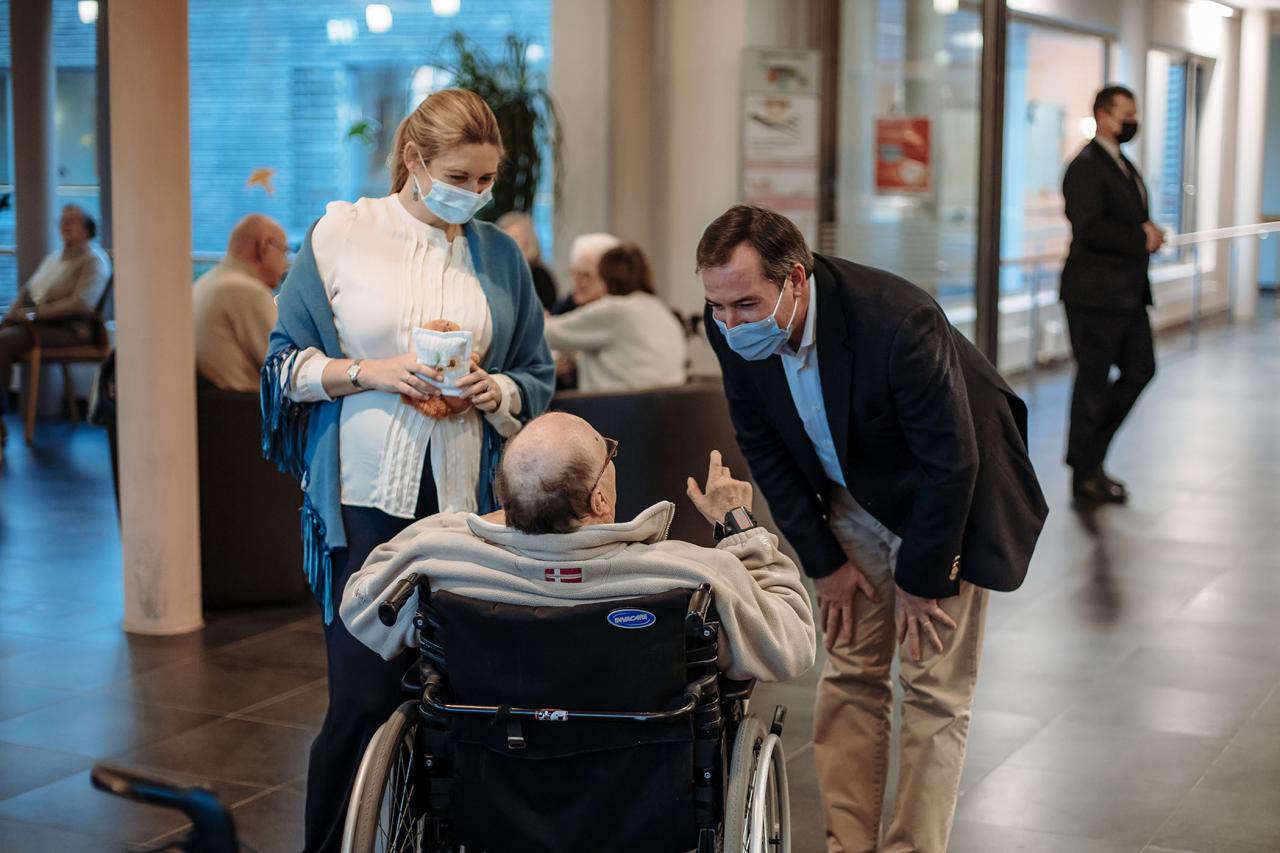 Le Couple héritier discute avec un senior dans un fauteuil roulant