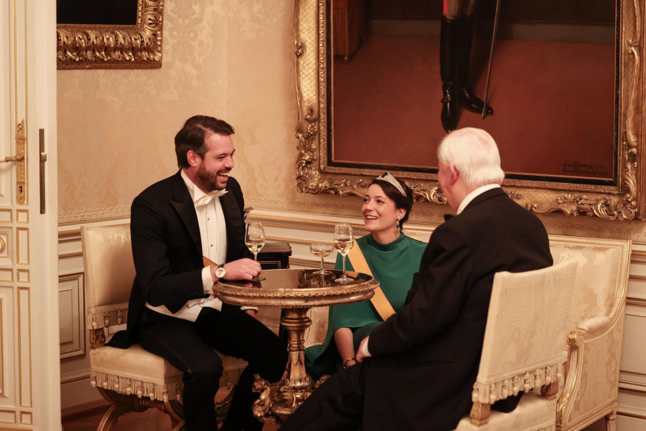 La Princesse Alexandra et le Prince Louis échangent avec Jacques Santer