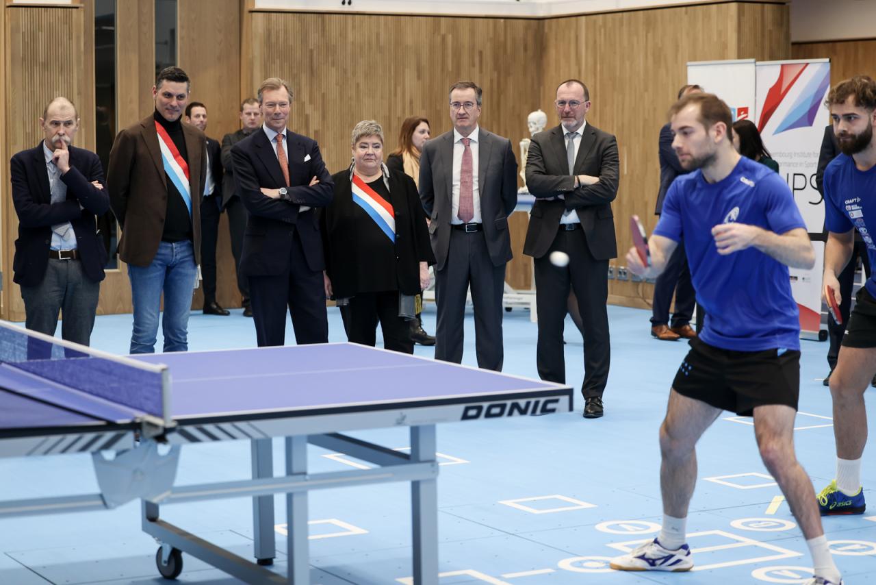Le Grand-Duc observer un joueur de tennis de table