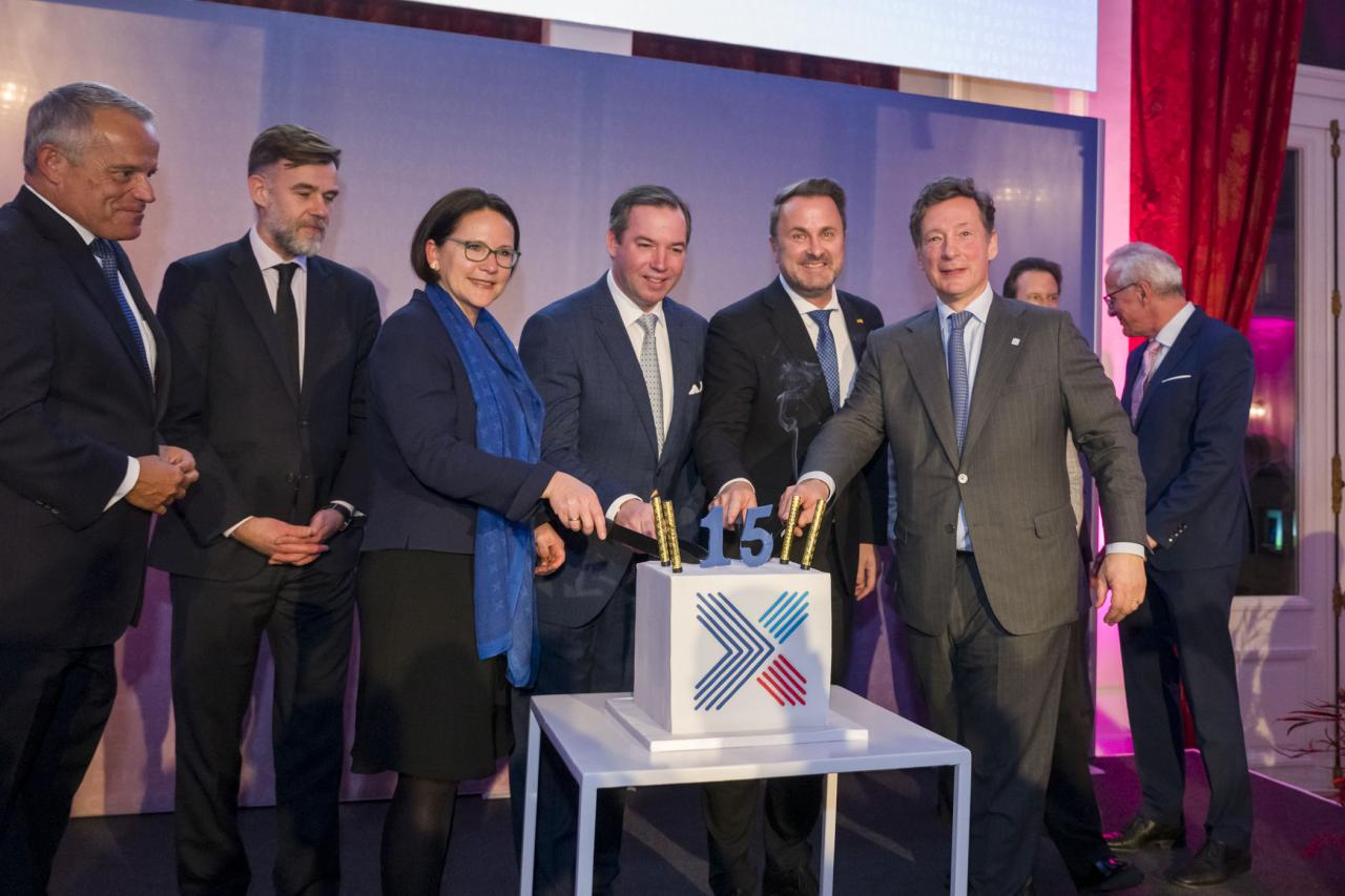 Le Prince, les Ministres et Nicolas Mackel découpent le gâteau