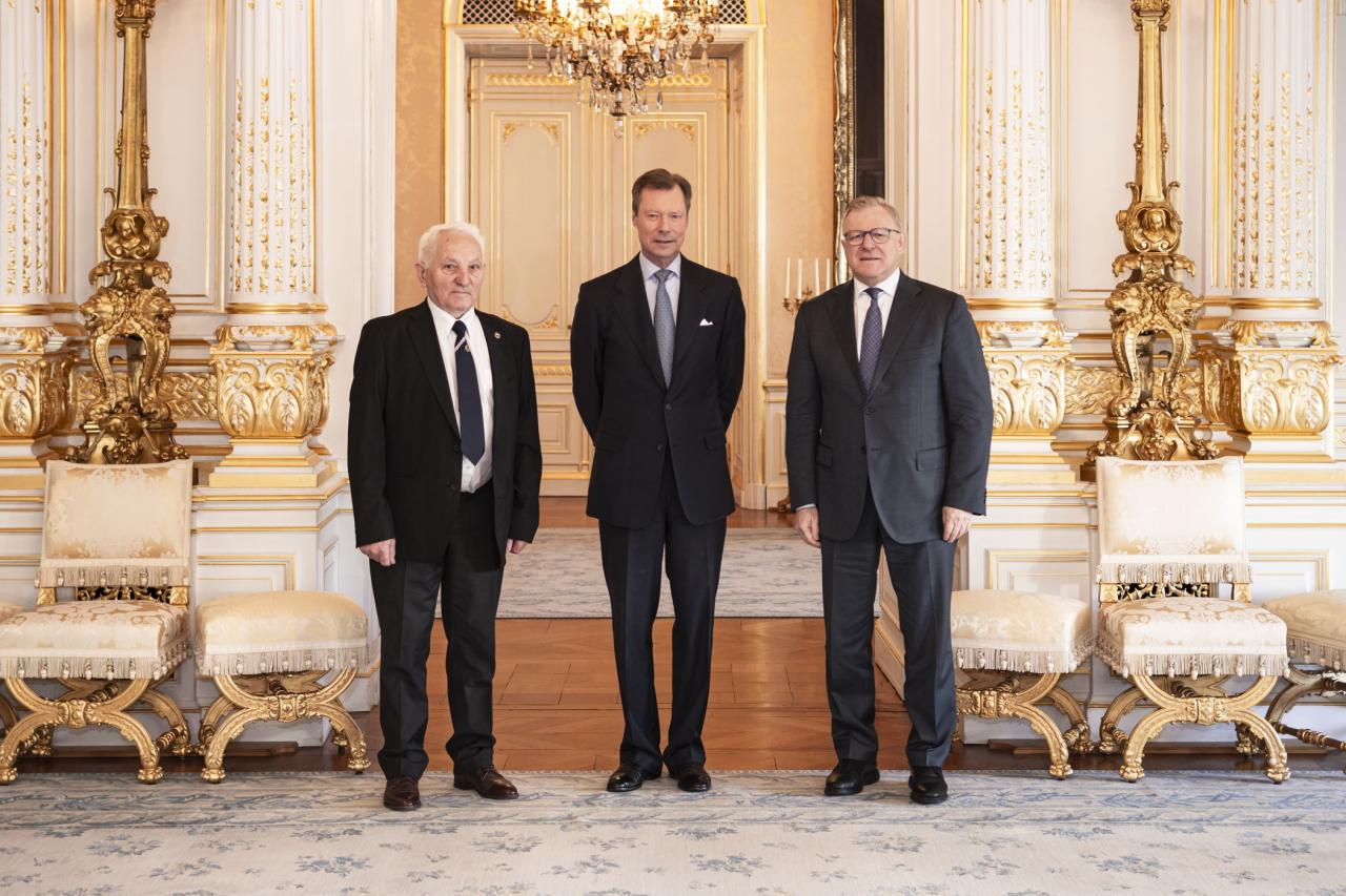 Le Grand-Duc avec le joueur et le président de la fédération pour une photo souvenir