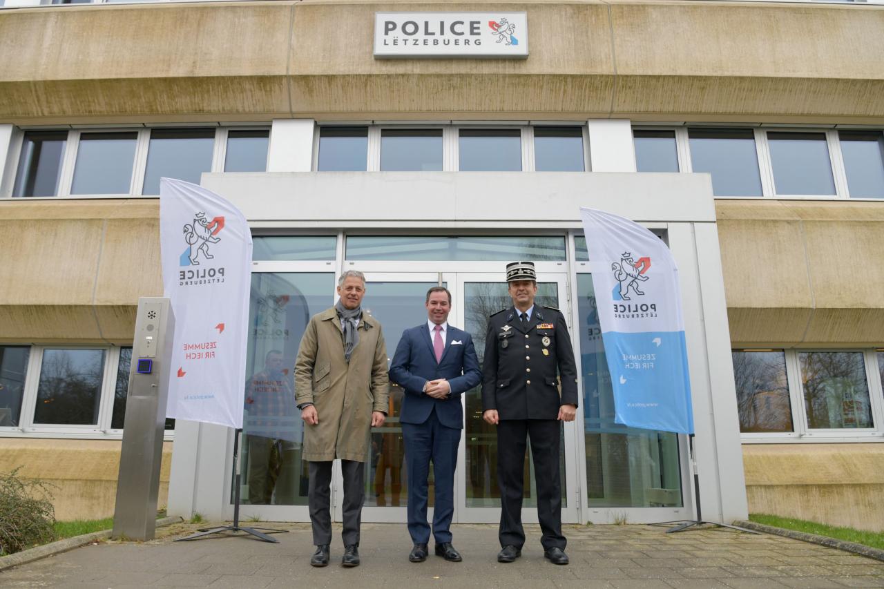 Le Prince, le Ministre Kox et le Directeur général de la Police devant l'école