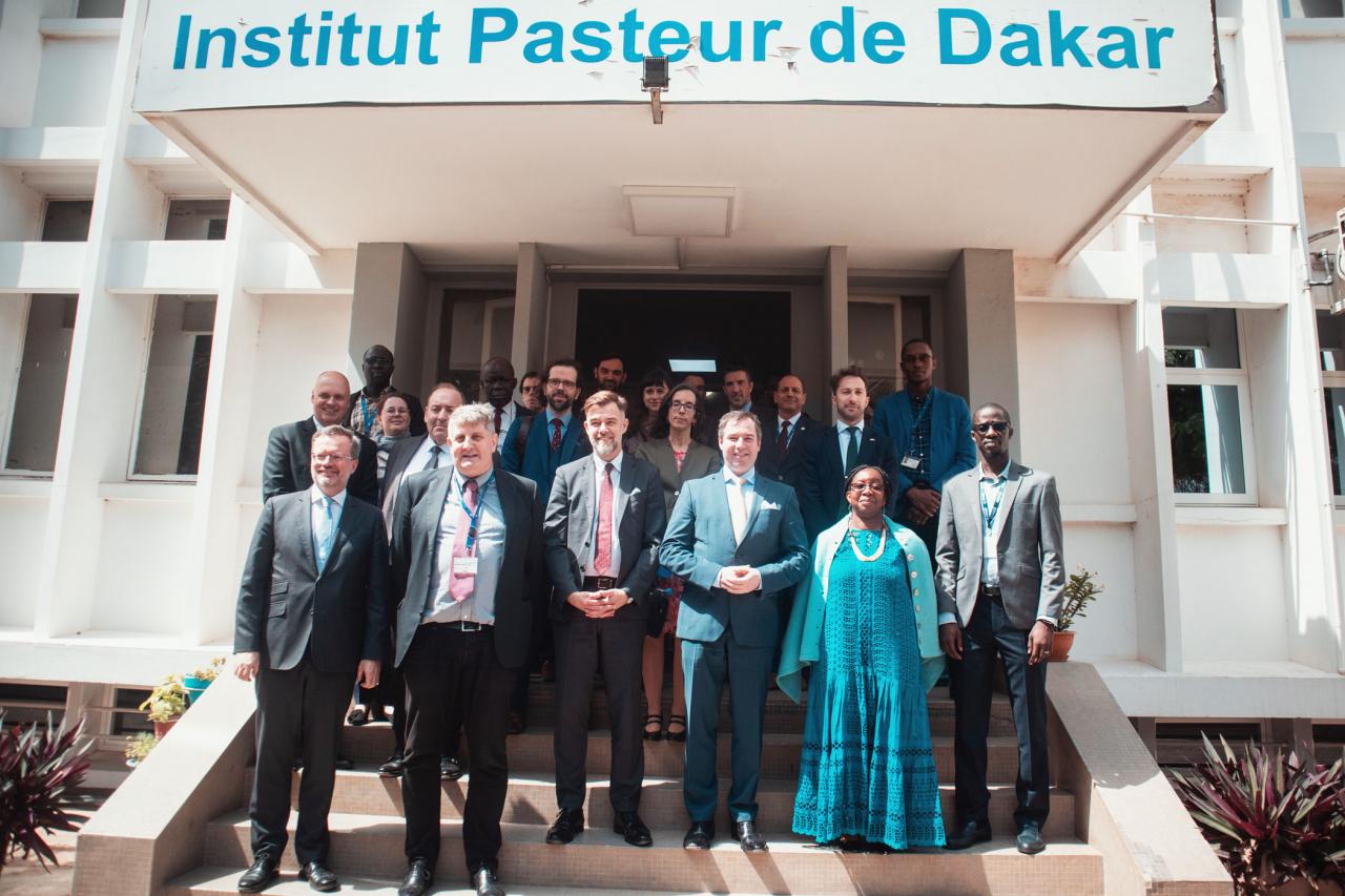 Photo souvenir devant l'Institut Pasteur de Dakar