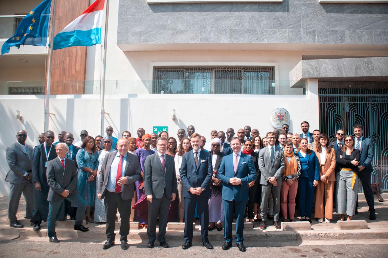 Photo de groupe devant l'ambassade du Luxembourg au Sénégal
