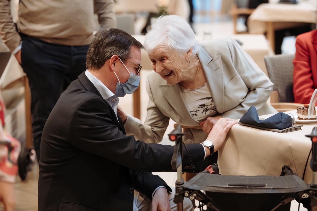 Le Prince Héritier rigole avec une résidente du home pour personnes âgées