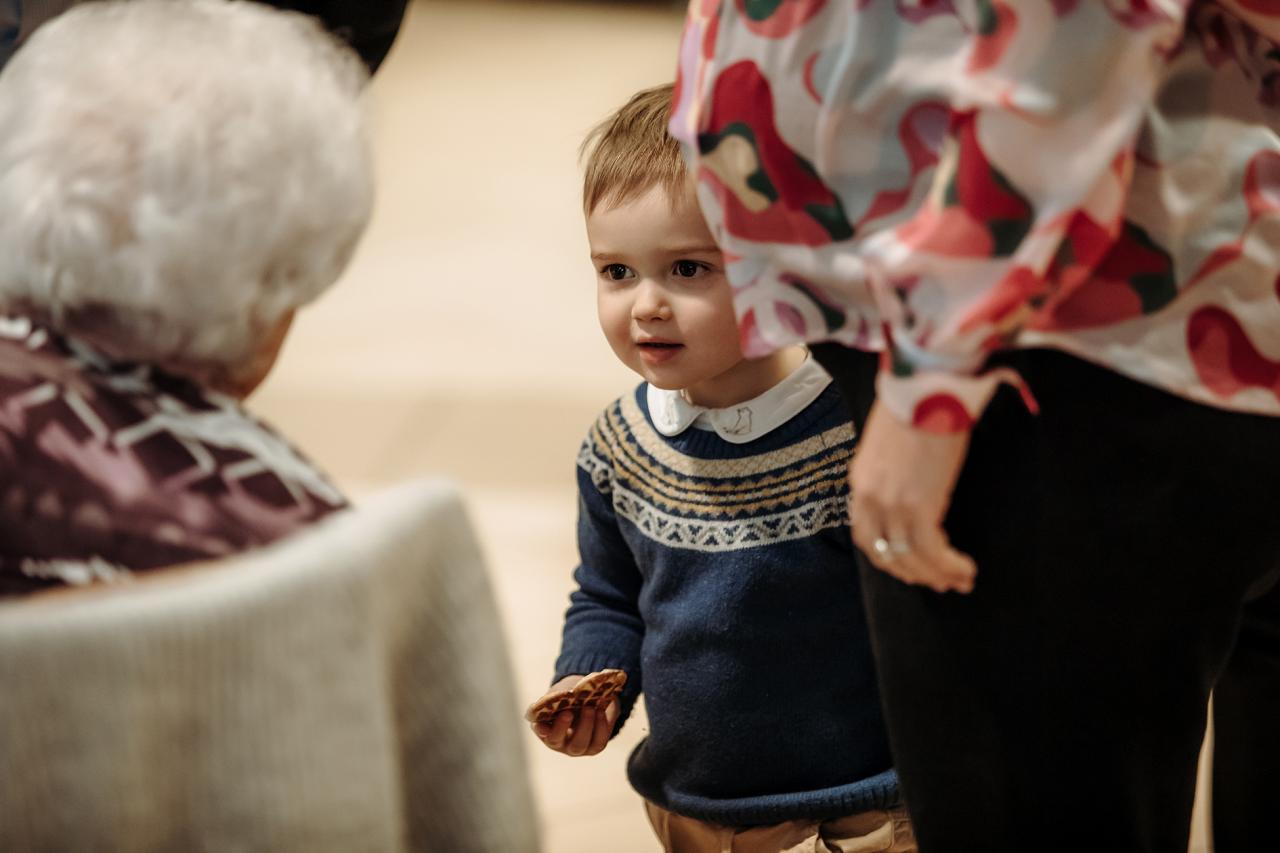 Le Prince Charles écoute les histoires d'une résidente