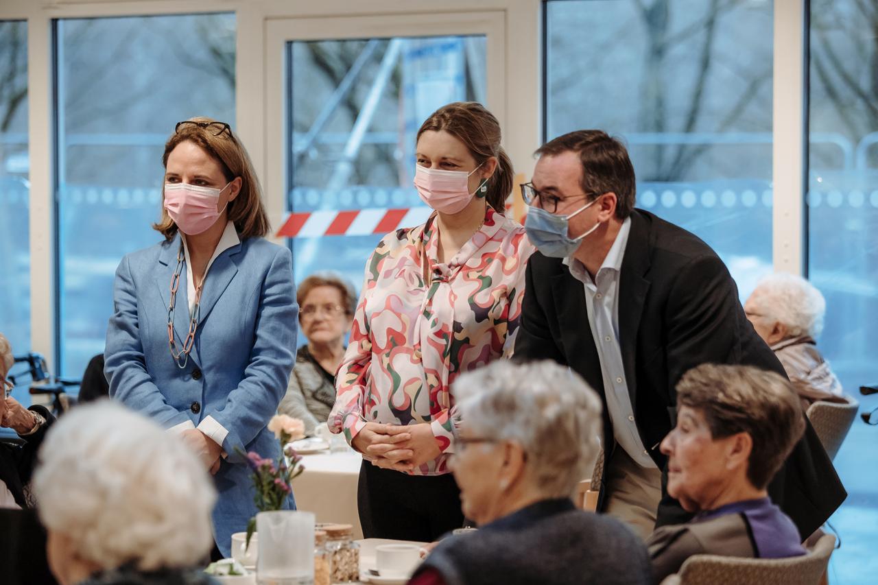 Le Couple Héritier et Mme Cahen s'entretiennent avec les résidents du home