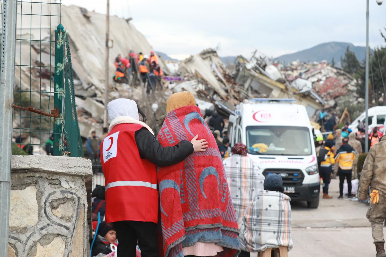 La Croix Rouge turque console une victime du séisme