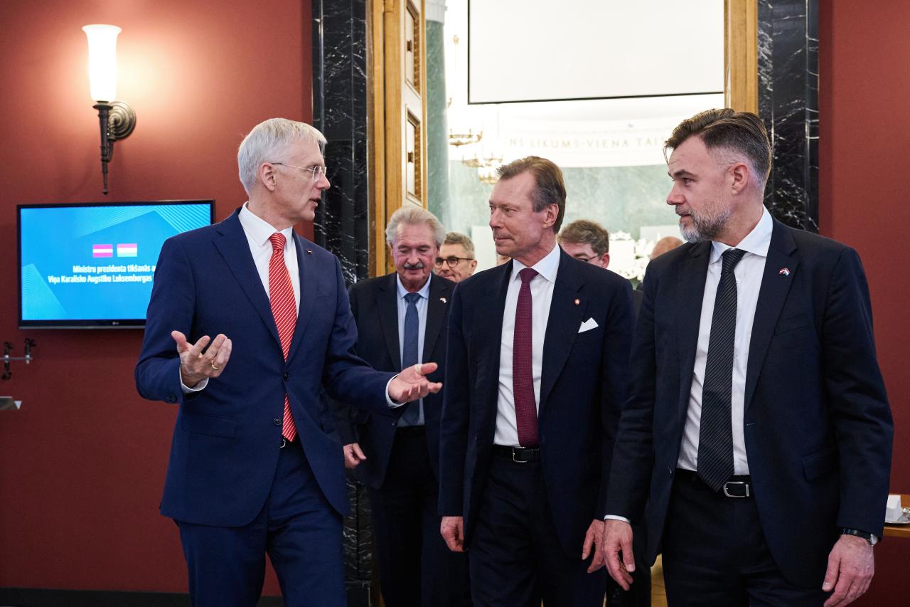 Le Grand-Duc entouré du Premier ministre letton et des Ministres luxembourgeois