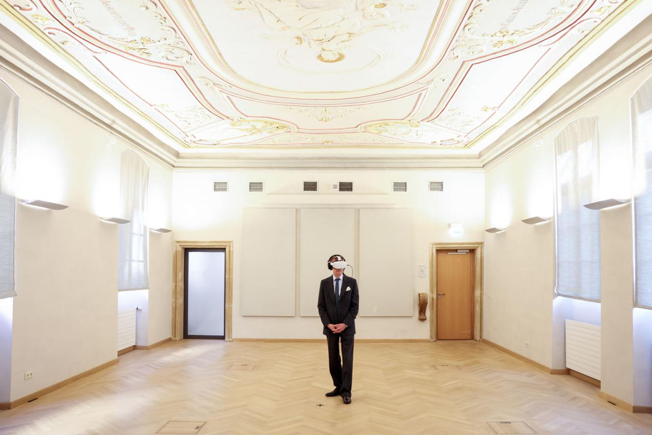 Le Grand-Duc regarde un film en réalité virtuelle dans une grande salle