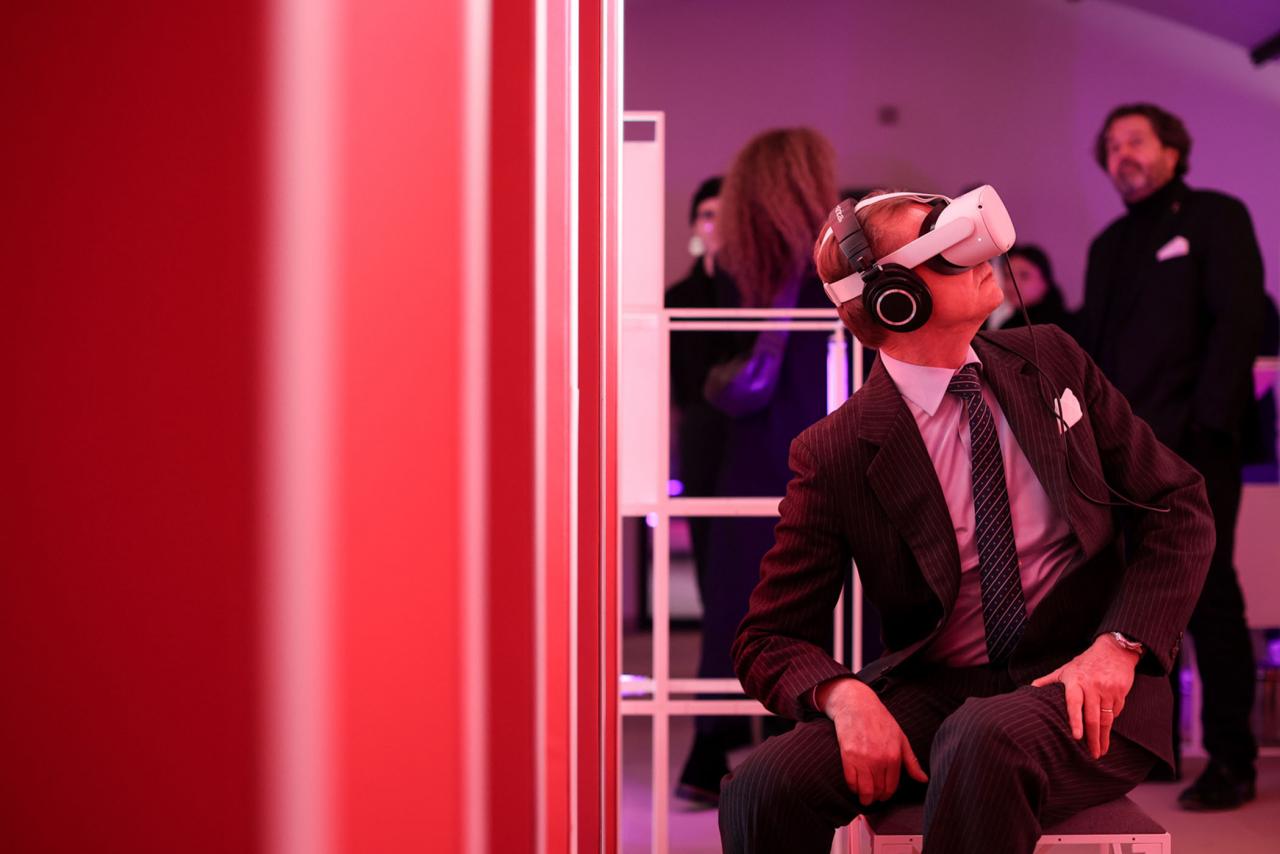 Le Grand-Duc regarde un film en réalité virtuelle