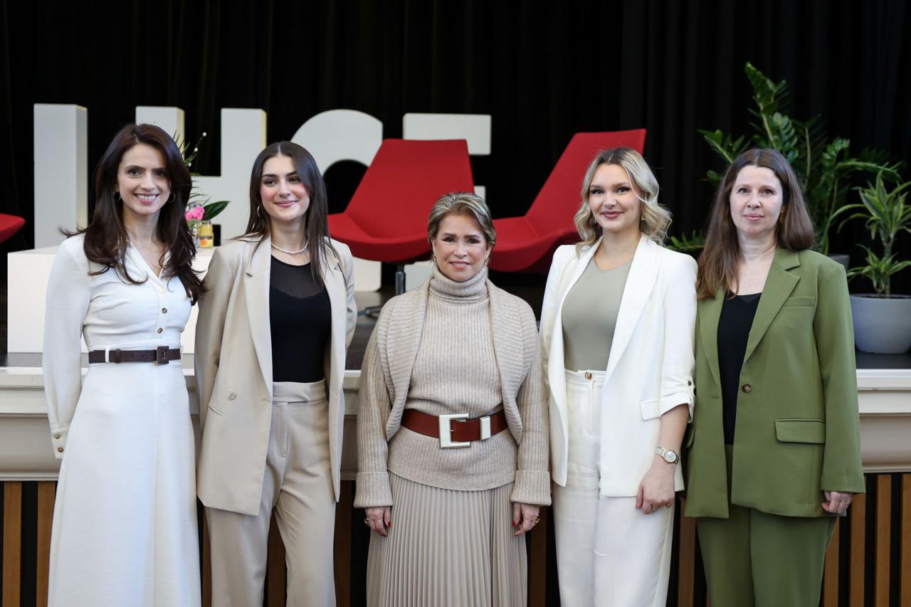La Grande-Duchesse pose avec les modératrices