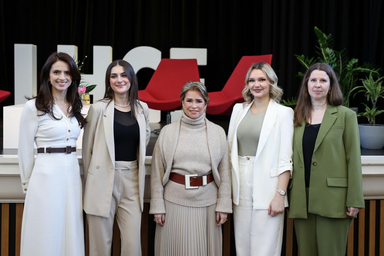 La Grande-Duchesse pose avec les modératrices 