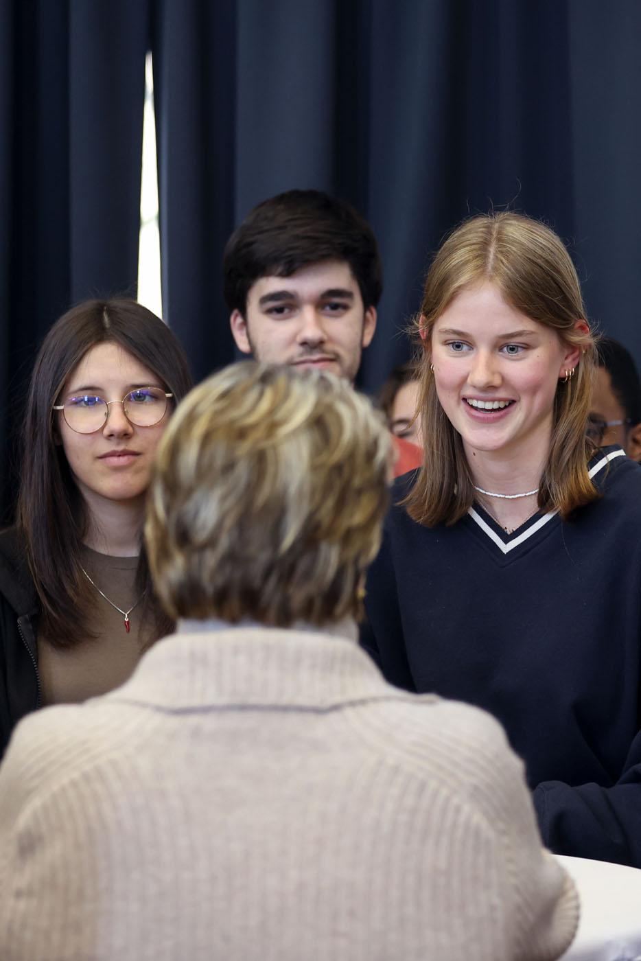Des étudiants échangent avec la Grande-Duchesse