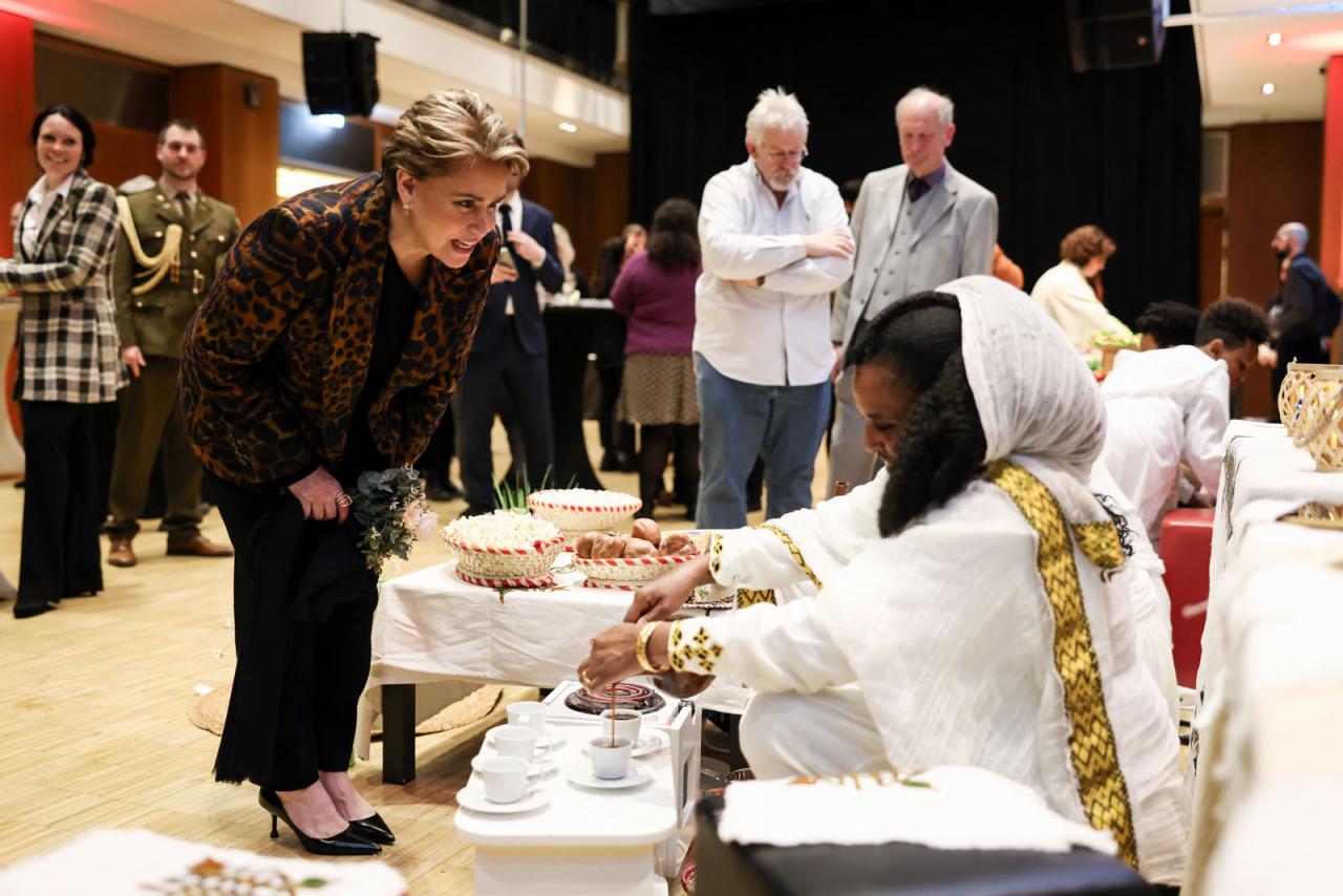 La Grande-Duchesse assiste à la cérémonie érythréenne du café