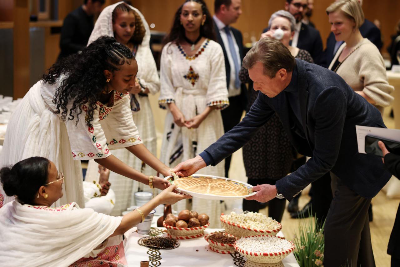 Le Grand-Duc aide les réfugiés avec un plateau repas