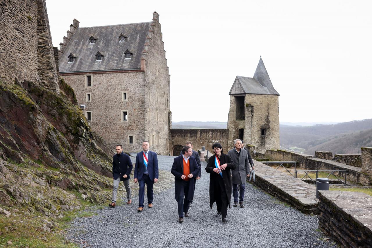 Le Prince en pleine discussion à l'extérieur du château