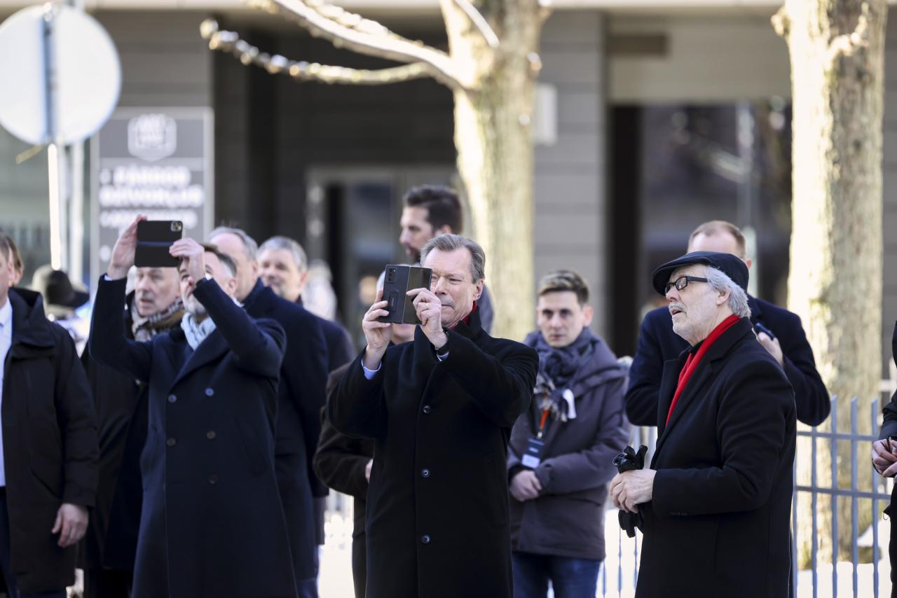 Le Grand-Duc prend une photo avec son téléphone