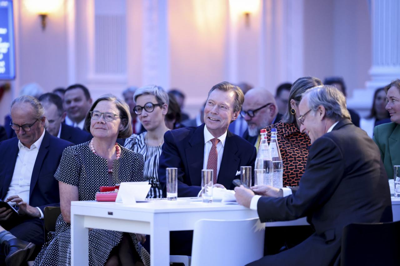 Le Grand-Duc assiste à la séance académique