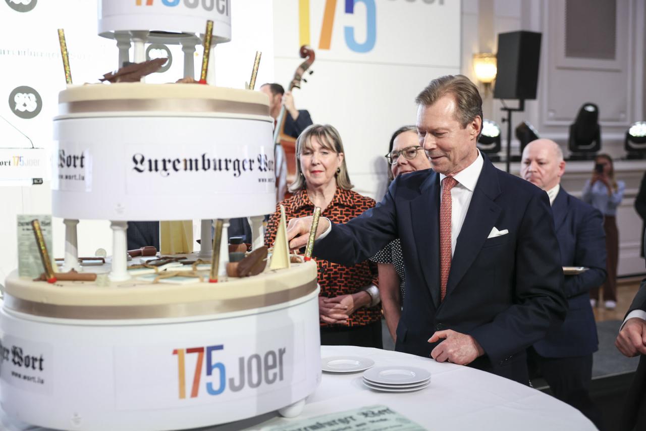Le Grand-Duc découpe le gâteau d'anniversaire
