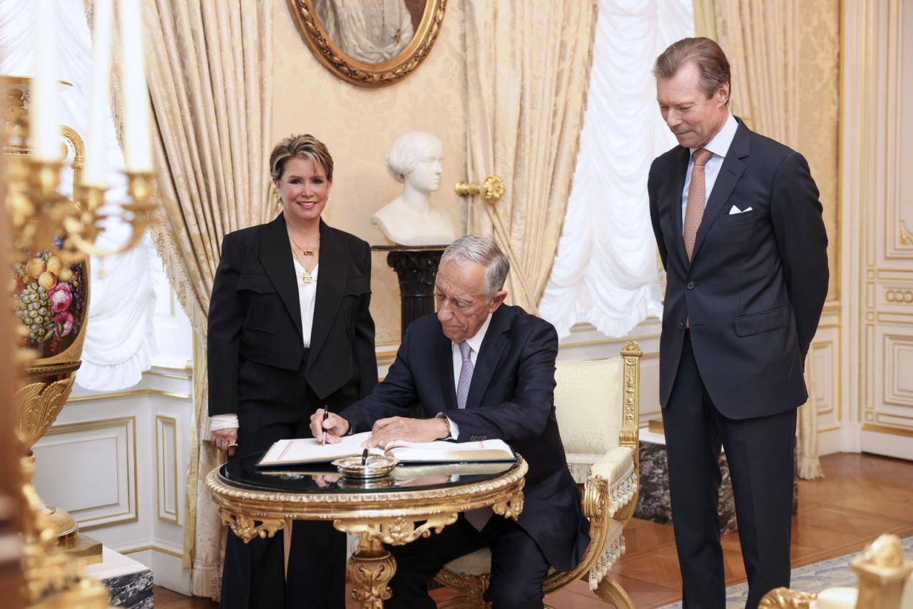 Le Président Portugais signe le livre d'or