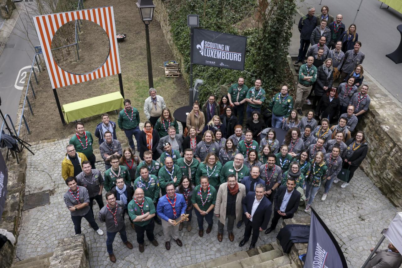 Photo souvenir avec les Scouts présents