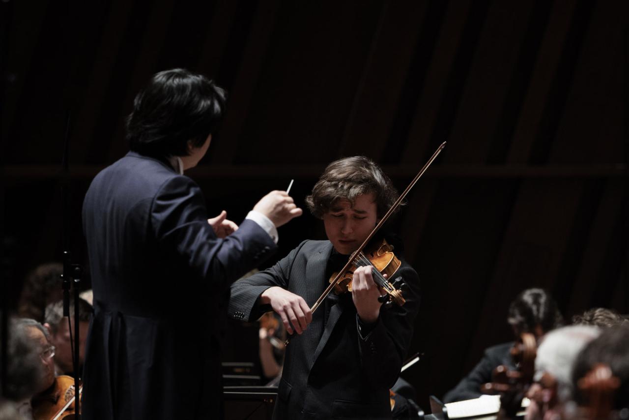 Kazuki Yamada avec un violoniste