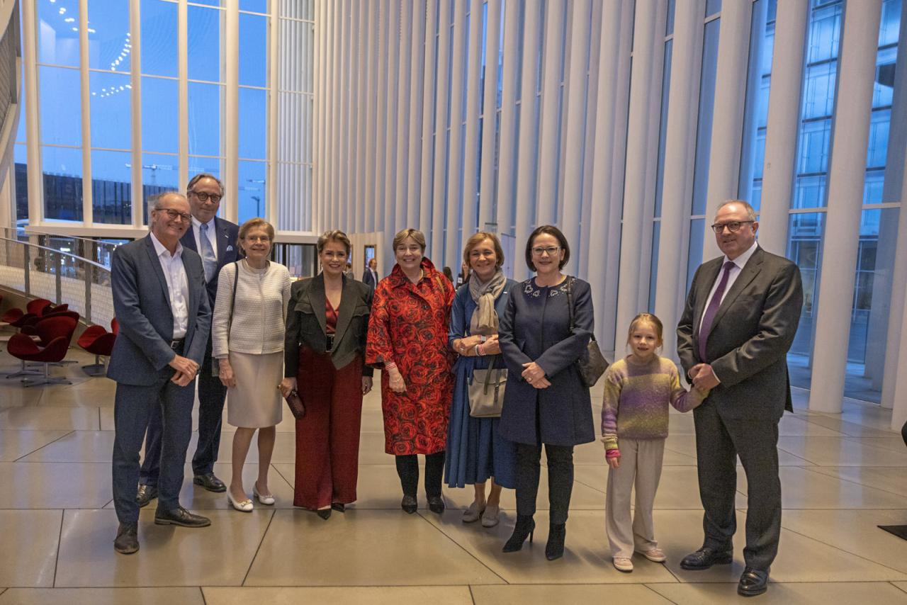 Photo souvenir à l'entrée de la Philharmonie Luxembourg