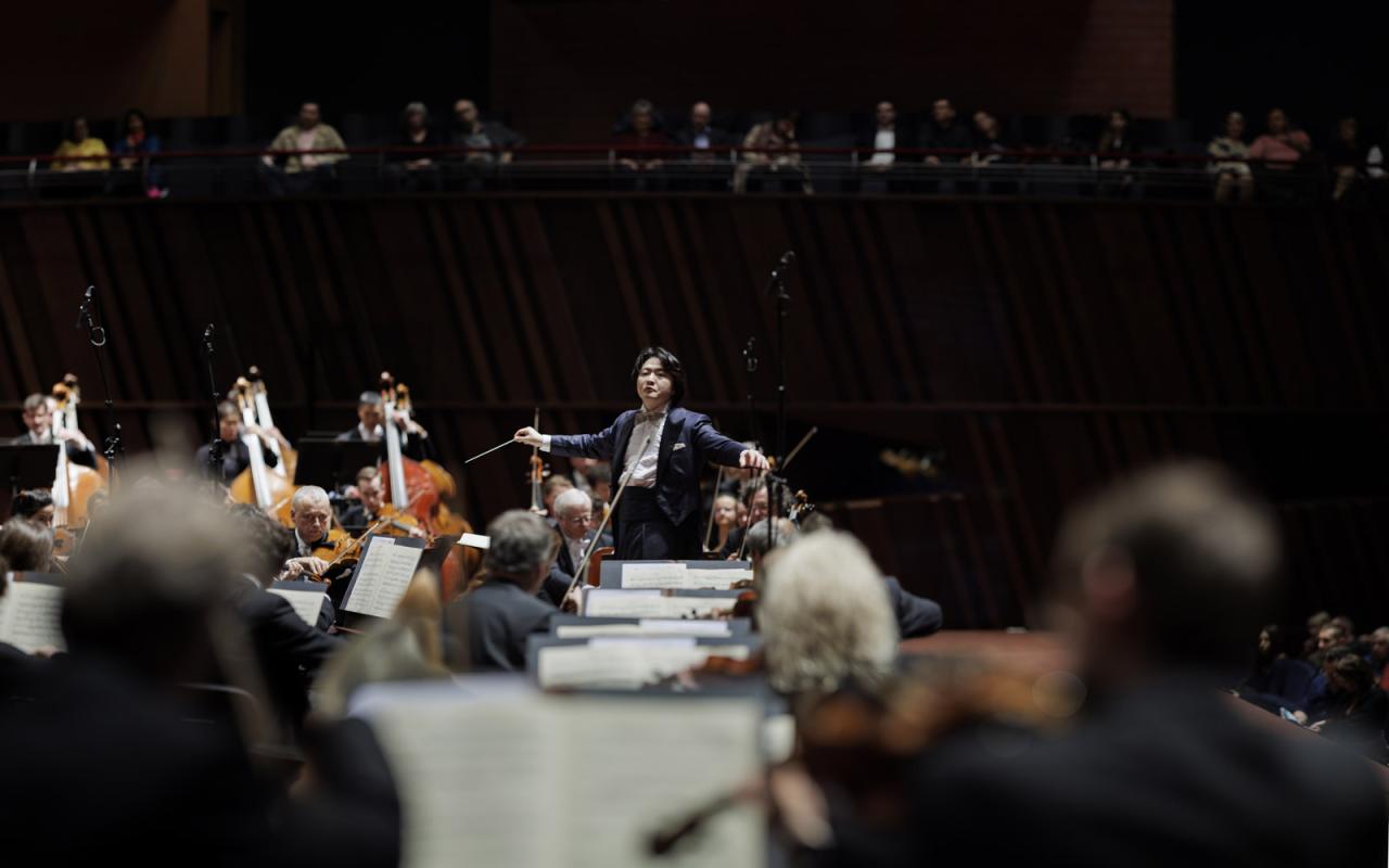 Kazuki Yamada dirige l'orchestre