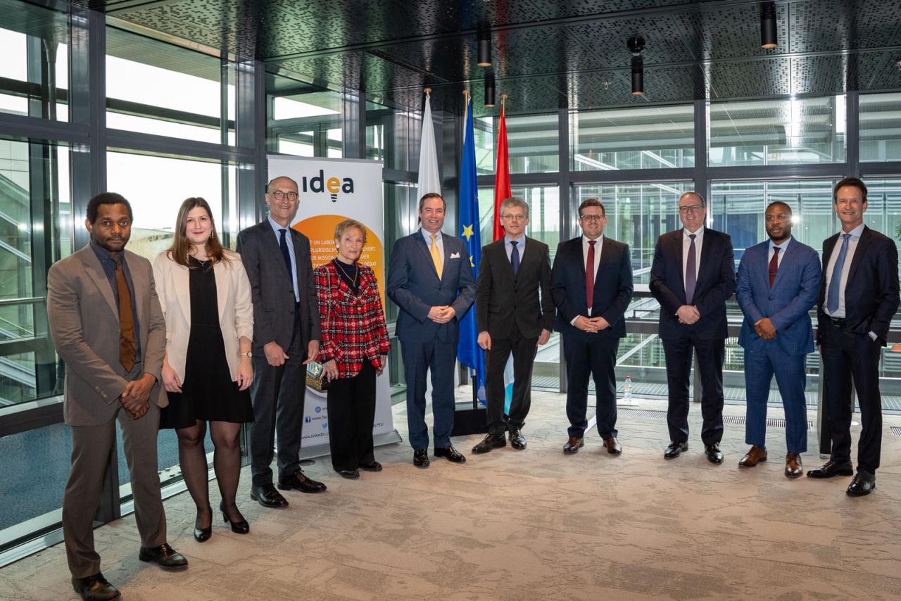 Photo de groupe à la Fondation IDEA