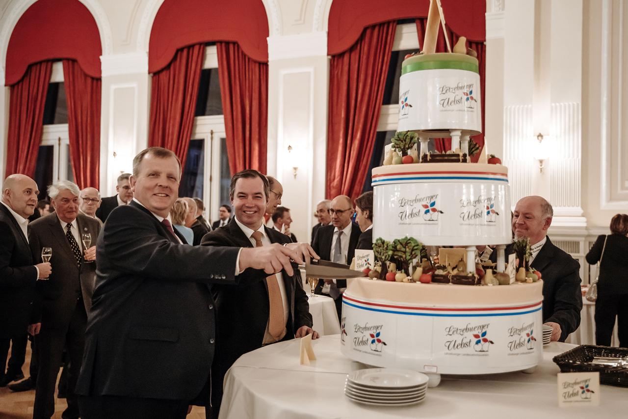 Le Grand-Duc Héritier et le Jean-Claude Muller coupent le gâteau