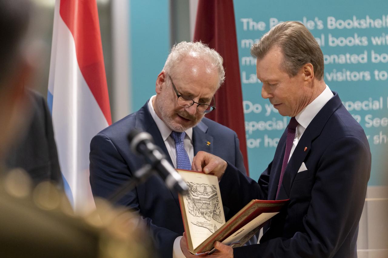 Le Grand-Duc montre le livre offert au Président letton