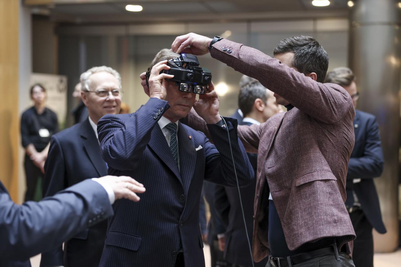 Le Grand-Duc se voit équiper d'un casque de réalité virtuelle de nouvelle génération