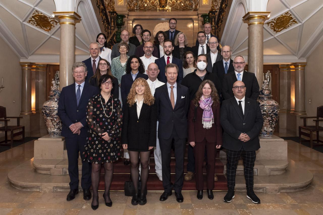 Photo de groupe dans l'escalier d'honneur