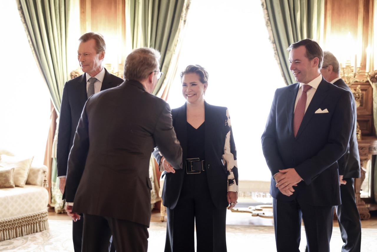 La Grande-Duchesse salue un diplomate