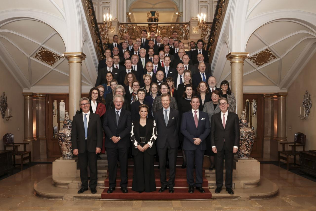 Photo de groupe dans l'escalier d'honneur