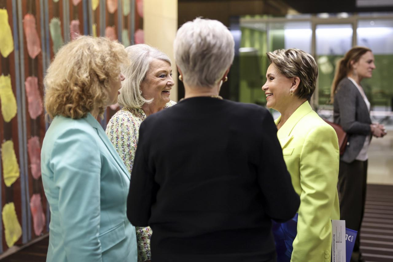 La Grande-Duchesse participe à un groupe de discussion