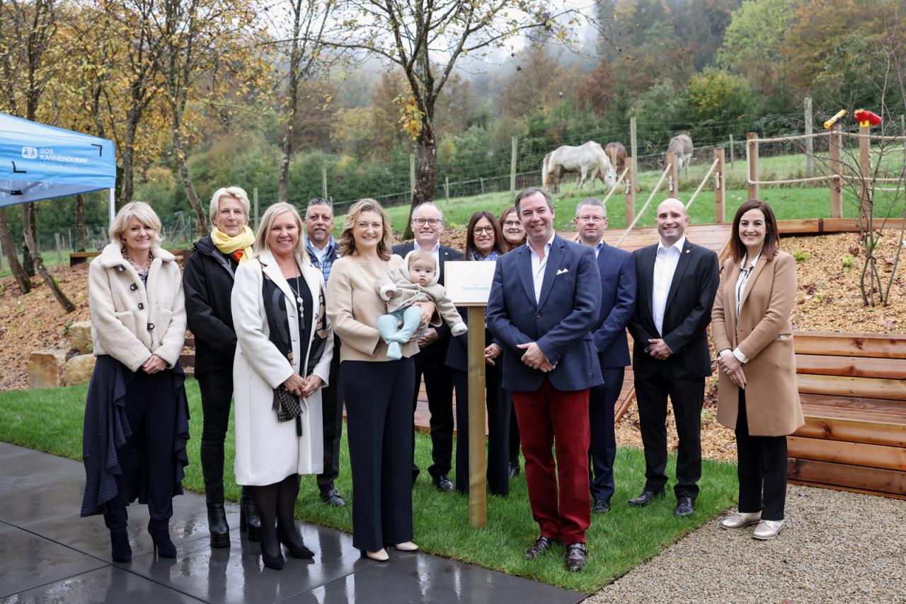 photo de groupe avec les responsables lors de la visite de SOS Kannerduerf