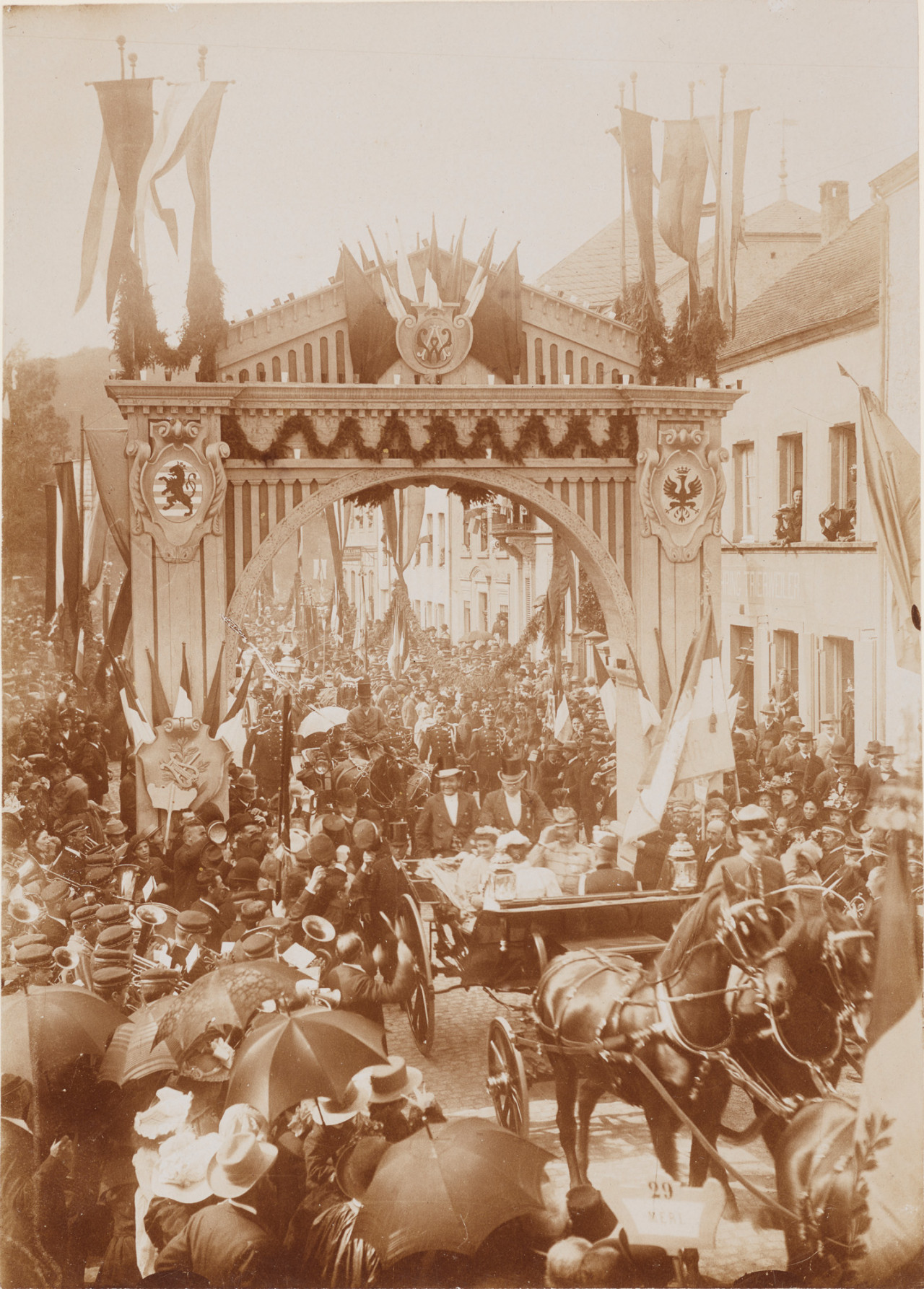Joyeuse entrée du Grand-Duc héritier Guillaume et de son épouse, Marie-Anne de Bragance, à Luxembourg-Ville, le 22 juillet 1893.