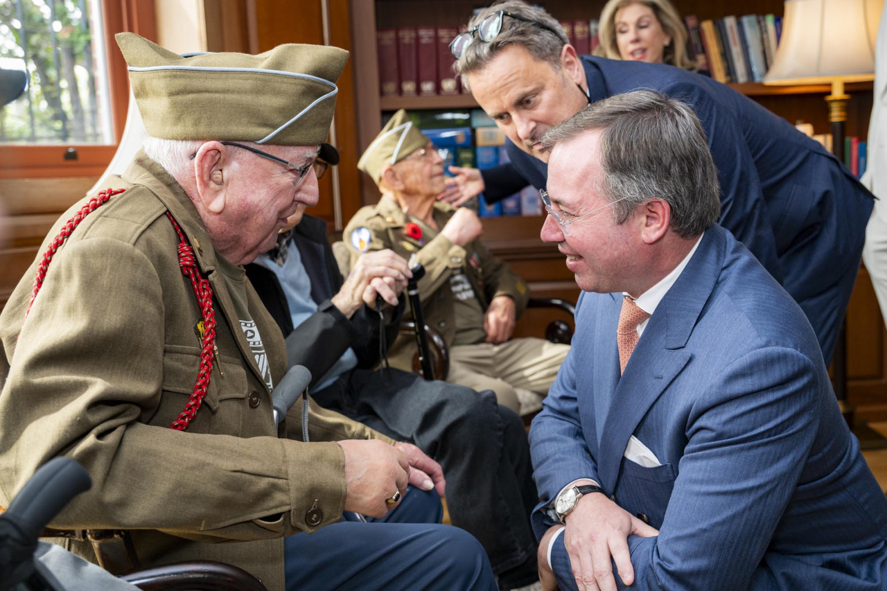 Le Grand-Duc échange avec des vétérans de la Seconde guerre mondiale