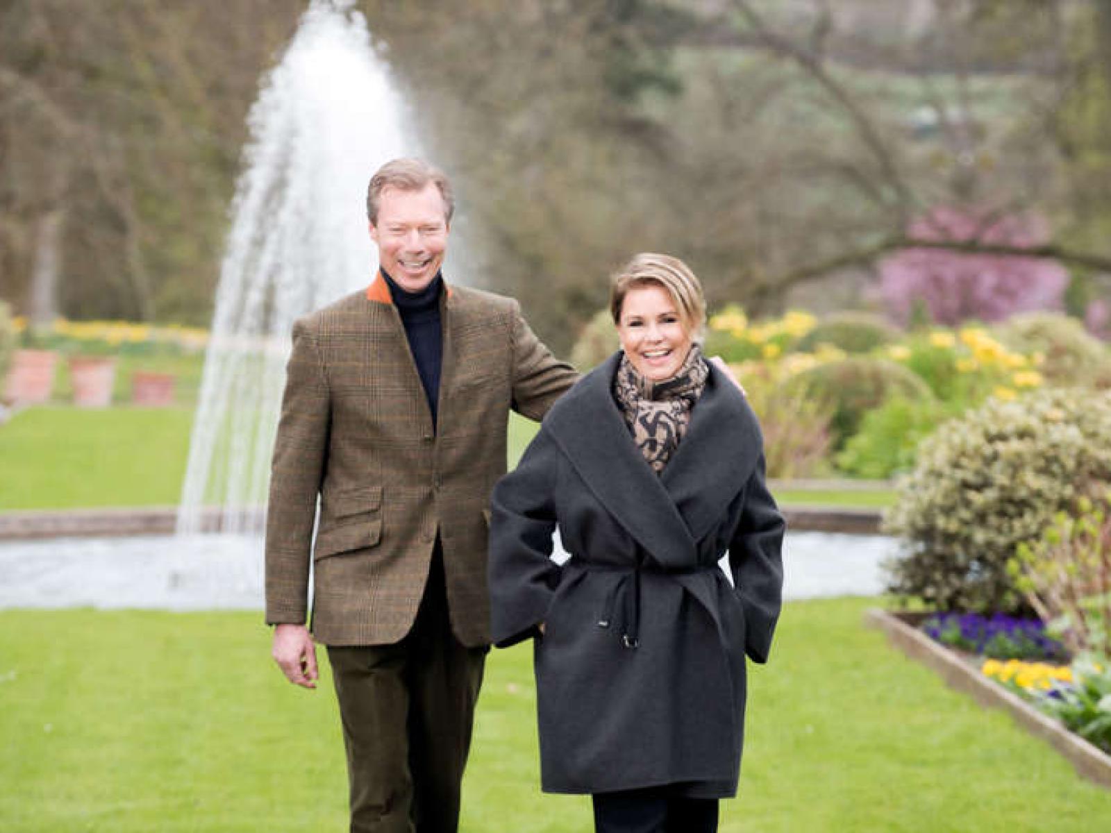 The Grand Ducal Couple takes a walk in the garden