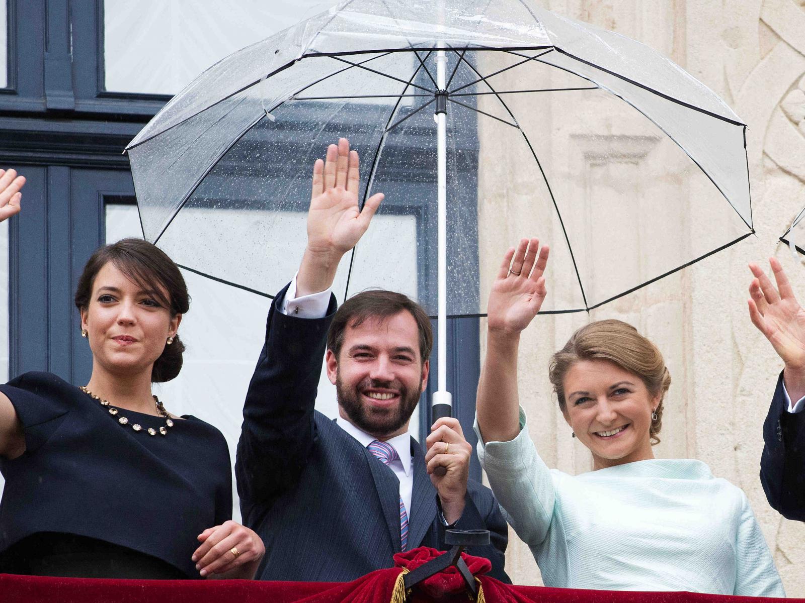 D'ierfgroussherzoglech Koppel an d'Prinzessin Alexandra um Balcon vum groussherzogleche Palais