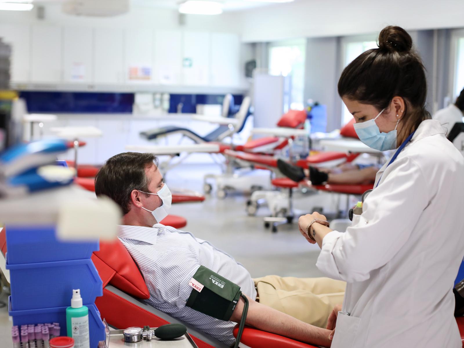 Le Prince héritier s'est rendu au Centre de transfusion sanguine de la Croix-Rouge Luxembourgeoise pour donner son sang