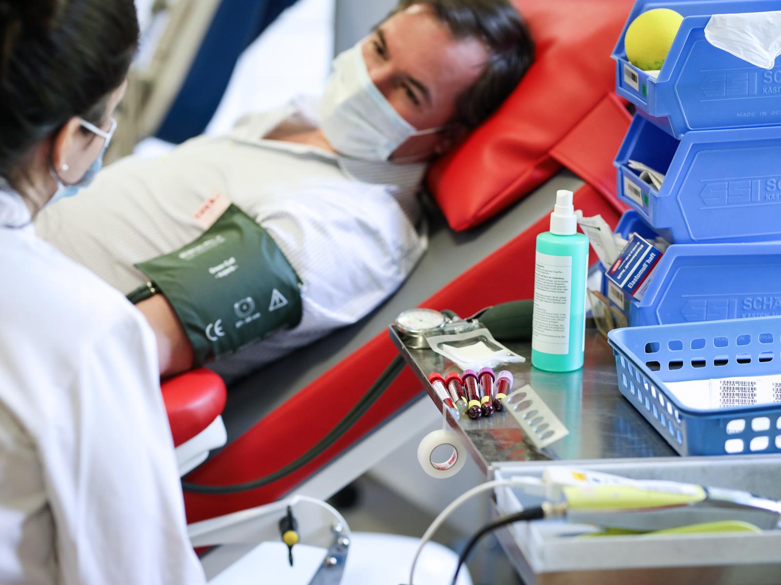 Prince Guillaume - Blood donation