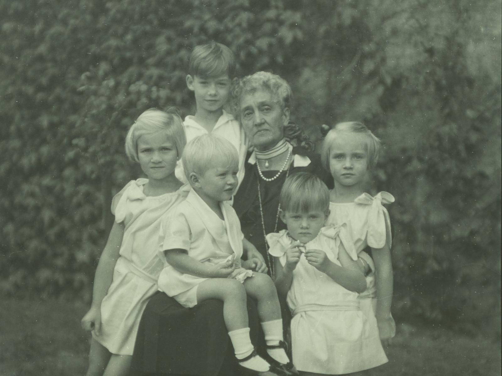 Grand Duchess Maria Ana with her grandchildren