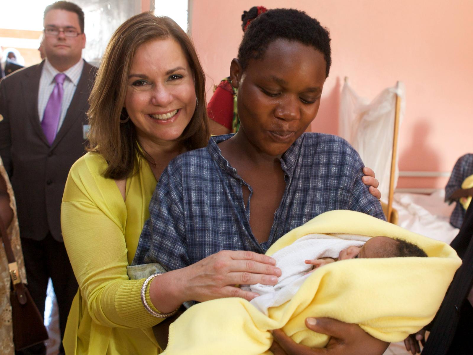 Die Großherzogin mit einer Mutter im REMA-Krankenhaus in Burundi