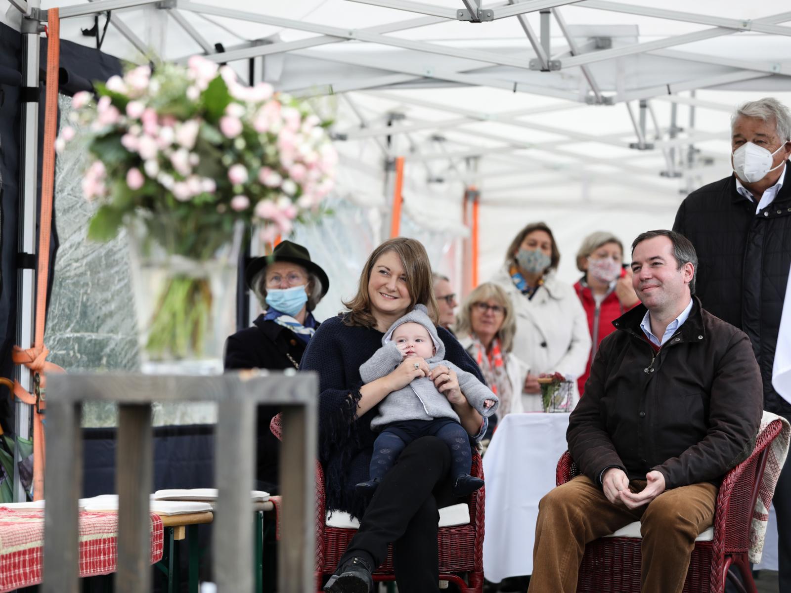 Das Prinzenpaar und Prinz Charles bei der Taufe der Rose "Prince Charles de Luxembourg" 